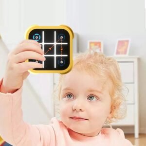 Niña jugando con un tablero interactivo de tres en raya, ideal para niños pequeños.