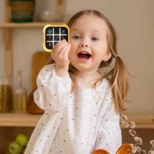 Niña jugando emocionada con un juego interactivo de tres en raya en diseño portátil y educativo.